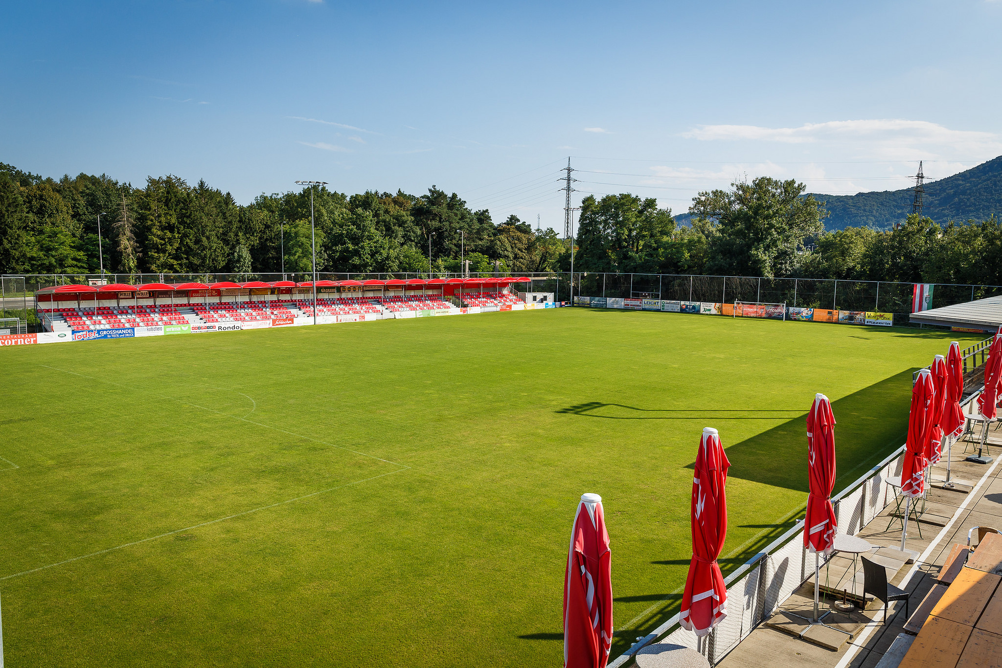 http://www.grazerak.at/images/fotos/stadion/spielfeld.jpg